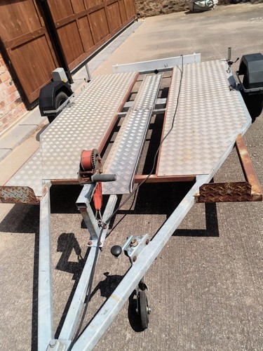 Fatbed trailer with ramps